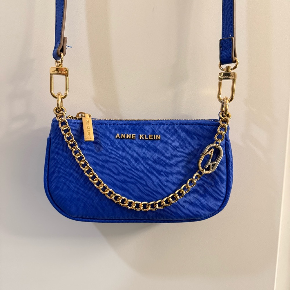 Anne Klein / Small Crossbody Purse w/removable strap / Blue
Excellent Condition
